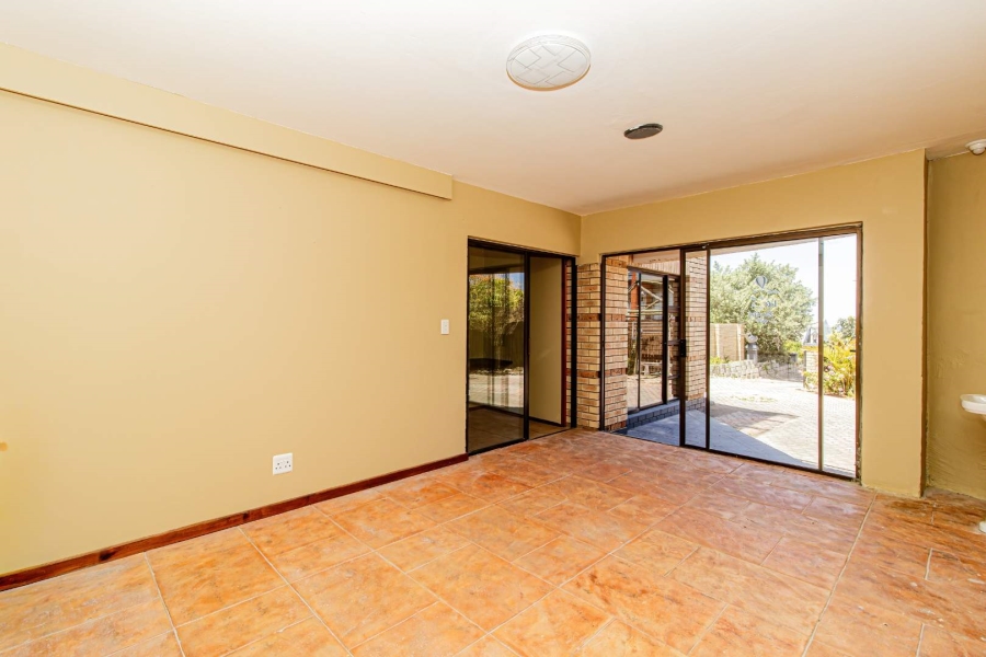 To Let 5 Bedroom Property for Rent in Hersham Western Cape